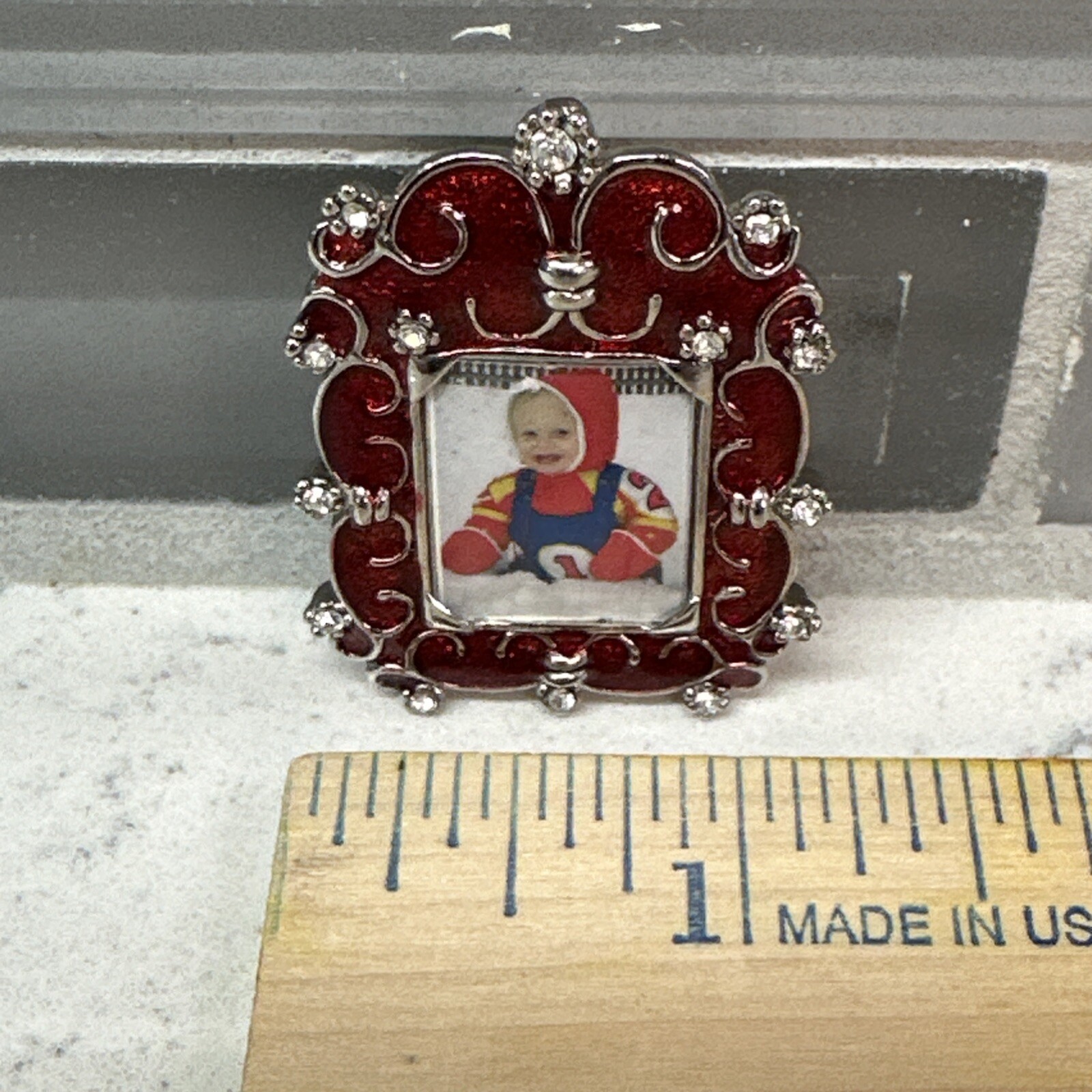 Beautiful COOKIE LEE Brooch Pin Red Enamel Photo holder Frame 1×1 1/2″ NEW