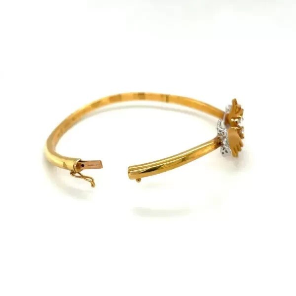 1.5Ct Pear Cut Lab Created Sapphire Sandblasted Love Hands Bangle 925 Silver