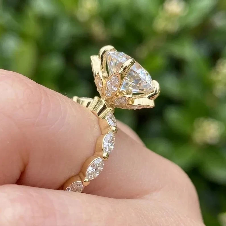 4.80Ct Round-Cut Lab Grown Diamond Accent Stone Engagement Ring 14k Yellow Gold