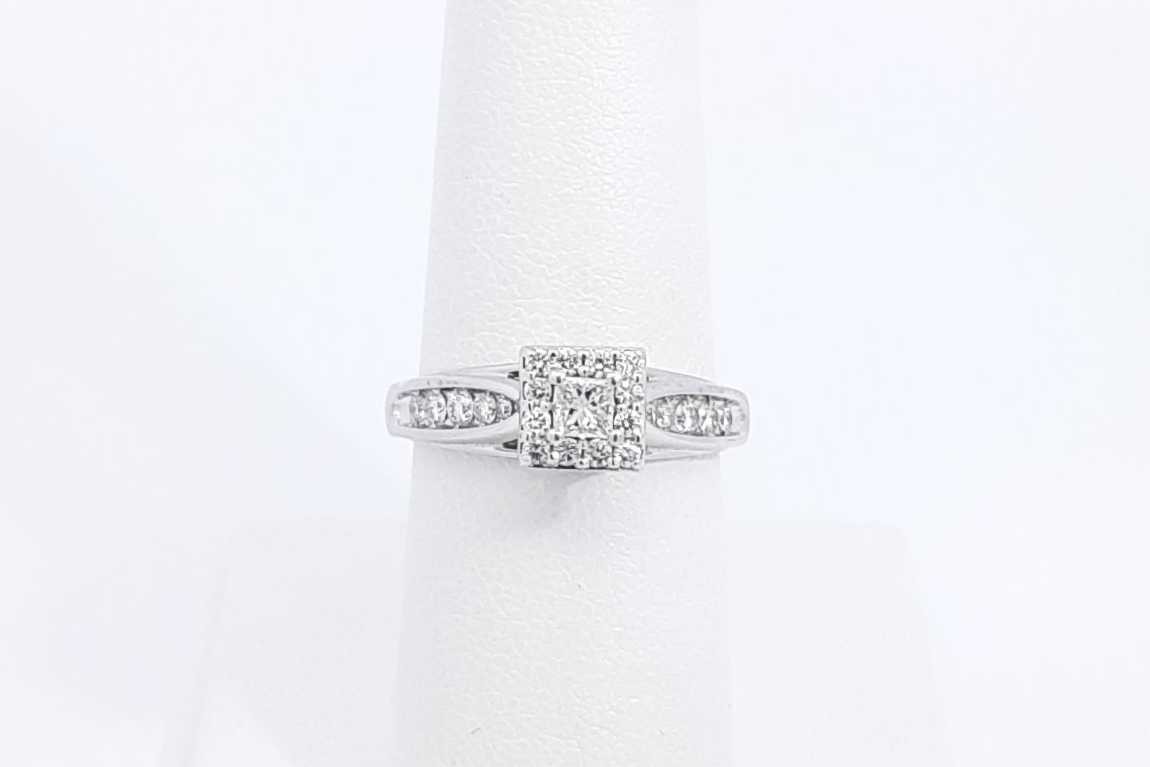 0.57cttw Dimaond Ring In 10k White Gold 3 Grams Size 7 Eb0226oxzdu
