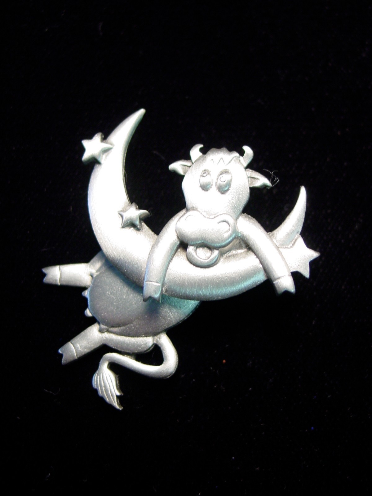 “JJ” Jonette Jewelry Silver Pewter ‘COW Jumps Over the Moon’ Pin