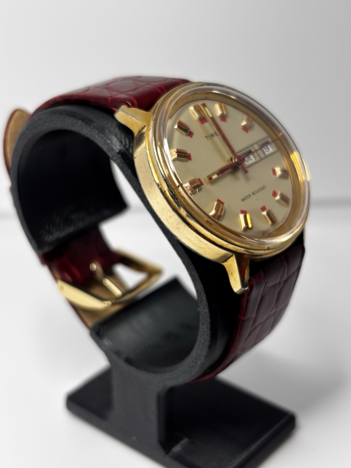 Timex Vintage 1970s Automatic Day/Date 35mm Gold Tone Red Leather Watch