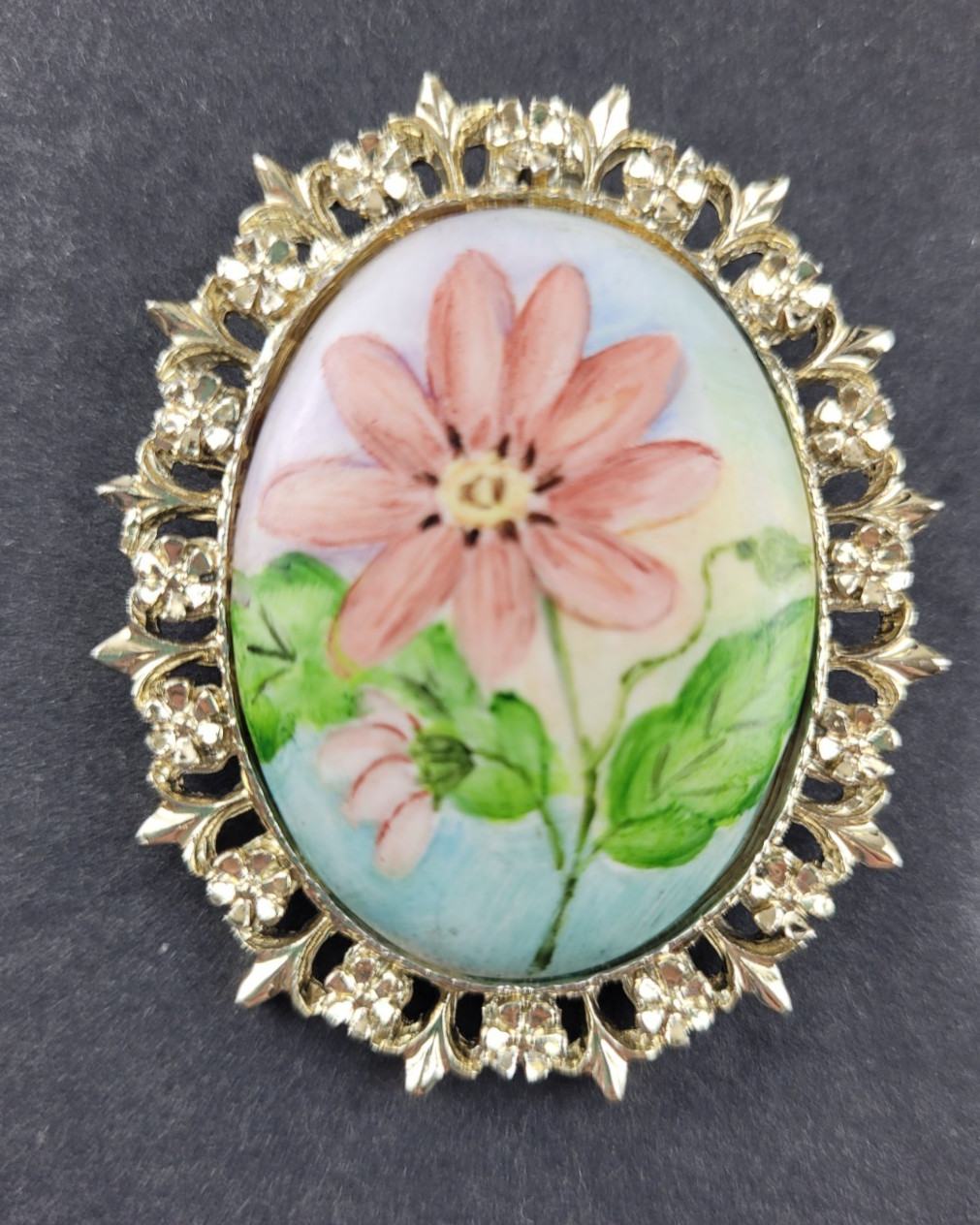 Vintage Hand Painted Floral Flower Cosmos Daisy Gold Tone Cameo Style Brooch