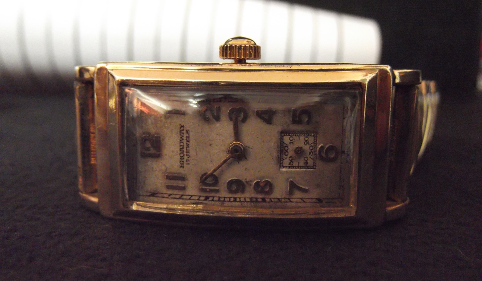 VINTAGE ART DECO BROADWAY CURVED MEN’S WATCH 1OK G/F BAND MANUAL WIND