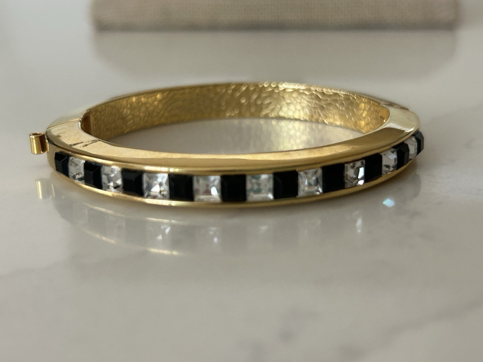 GOLD TONE BLACK & CLEAR RHINESTONE HINGED BANGLE BRACELET 6.5″ PRISTINE
