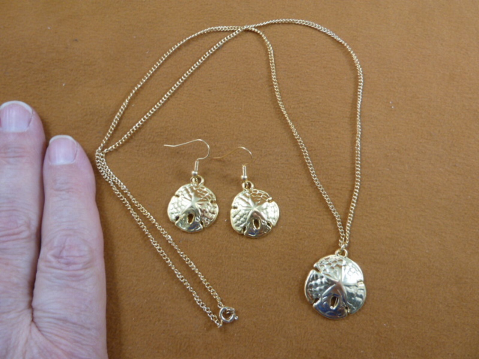 J-SAND-5) Sand dollar gold tone earrings + 24″ necklace sea shell jewelry set