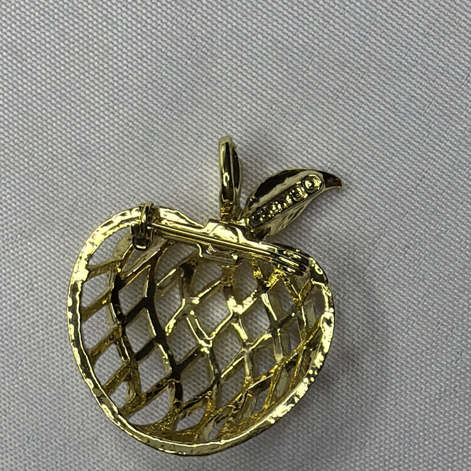 Gerry Gold Metal Openwork Apple Brooch Pin – No Stone, Fruits & Vegetables