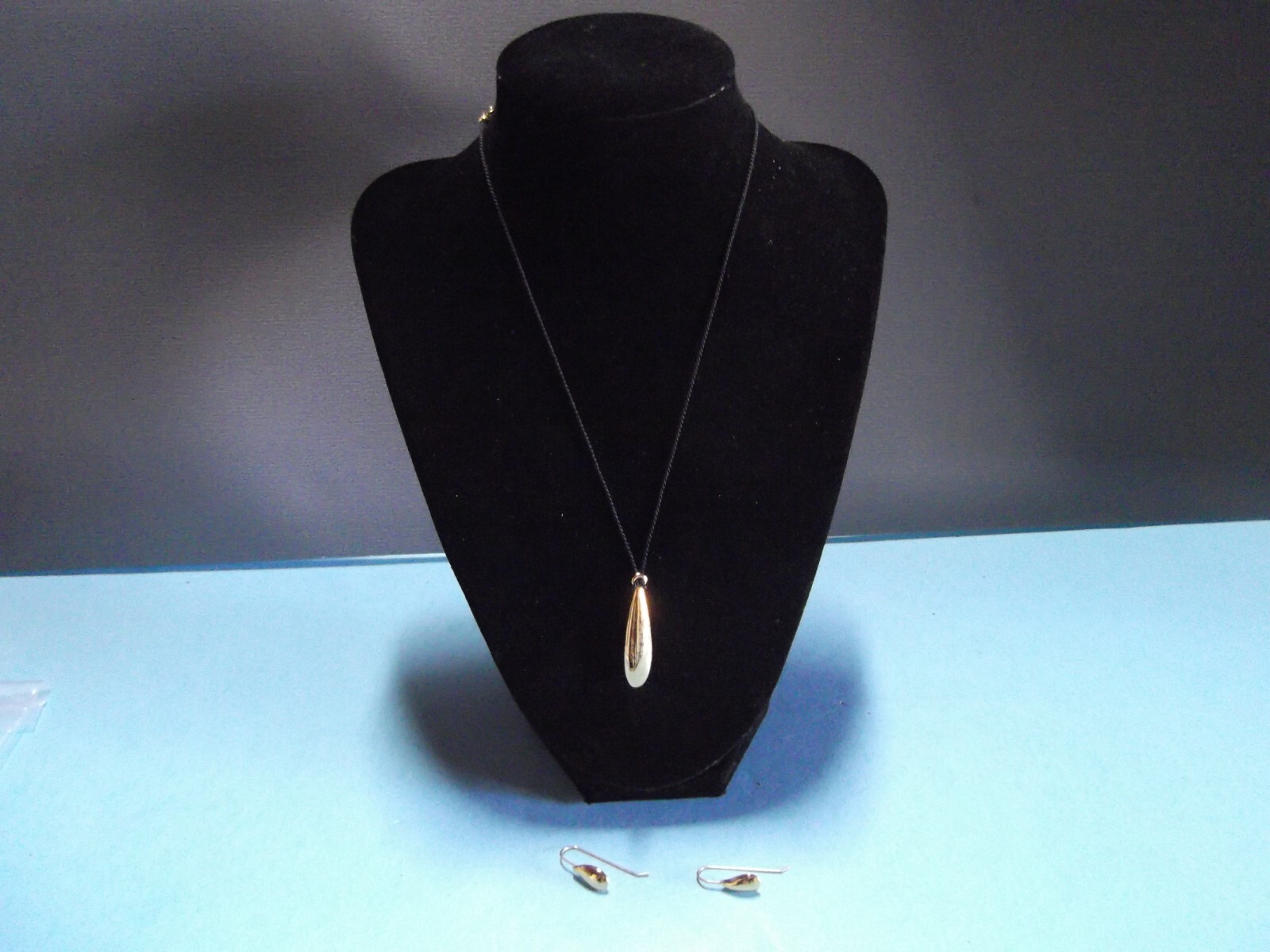 Fashion Jewelry 8.25″in Metal Gold Tone Long Teardrop Necklace/Long Wire Earring