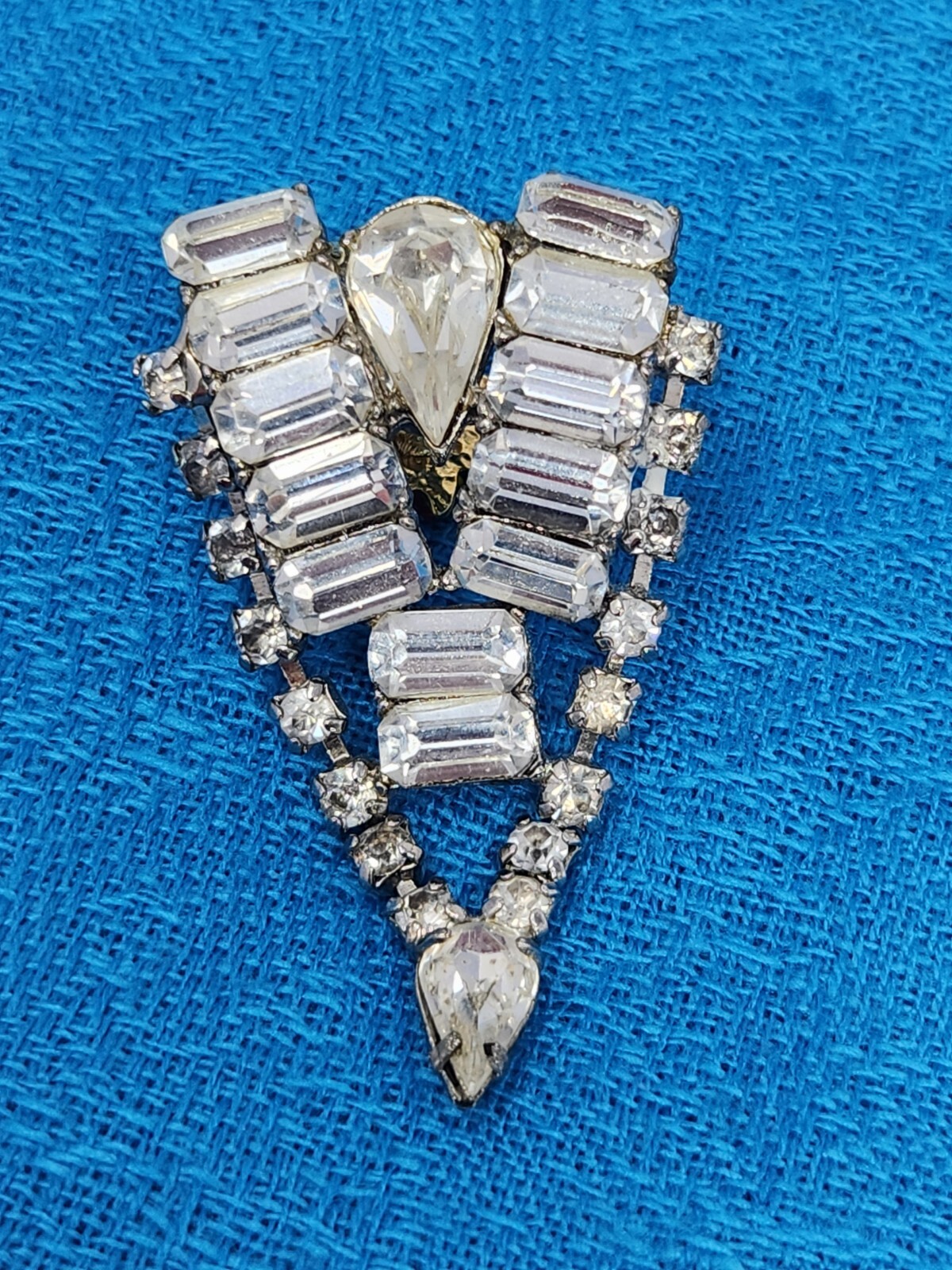 Vintage V Shape Brooch Pin Clear Baguette Round Teardrop Rhinestones Dangle 2″