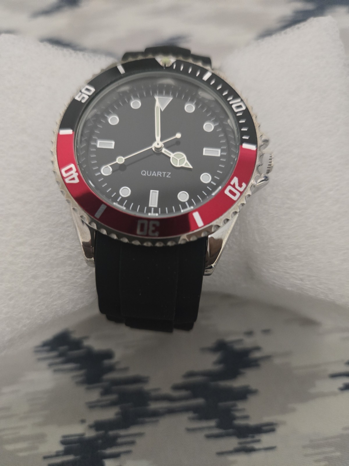 New men’s quartz dive-style watch with a black dial, red/black rotating bezel