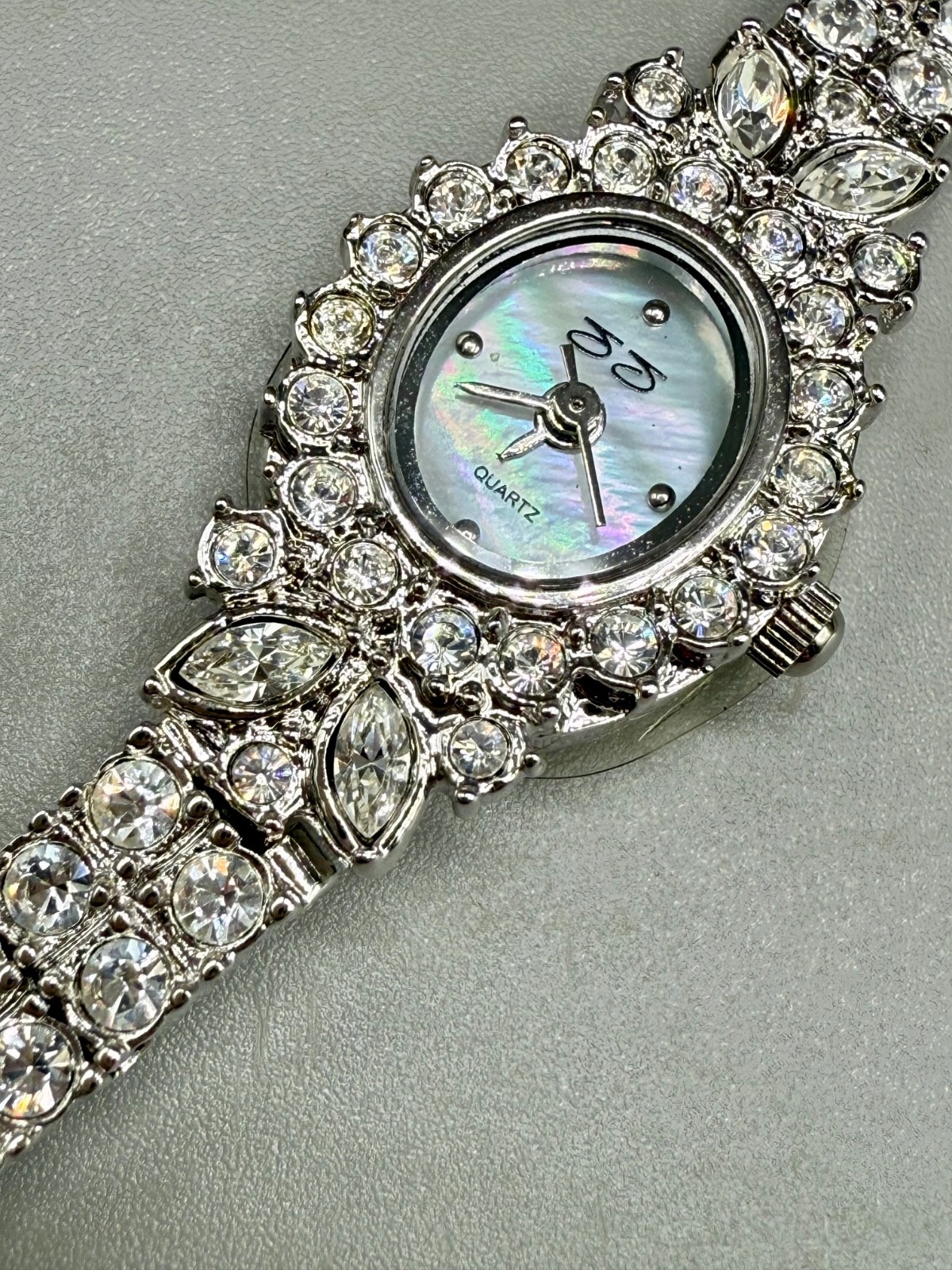 Suzanne Somers Signed Elegant Women Round Marquise Diamante Mother Pearl Watch A