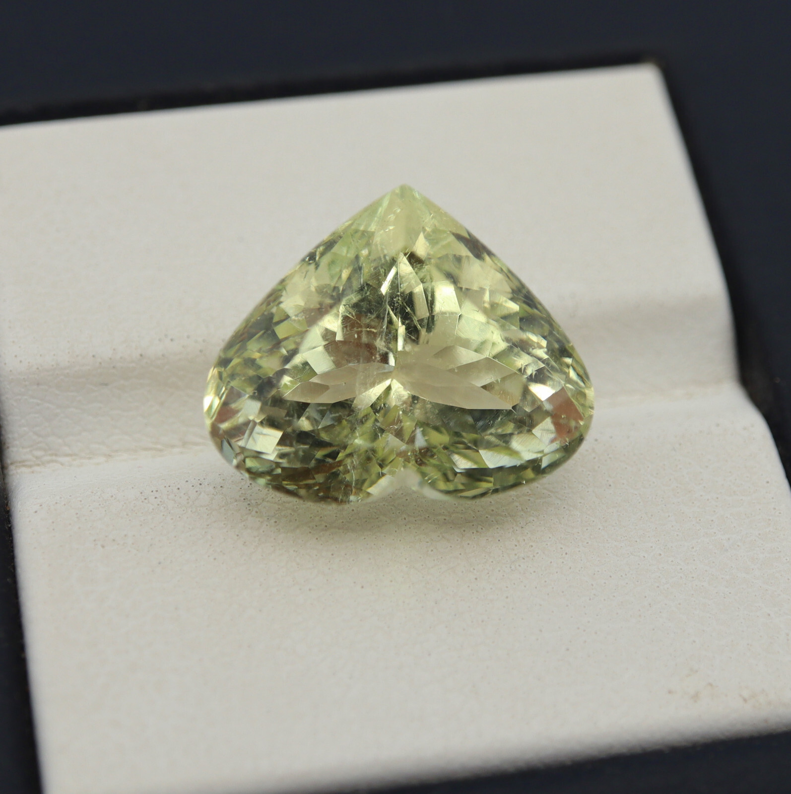 10.7 Cts 13.2×15.9 MM Natural Heliodor Aquamarine Faceted Heart Gemstone