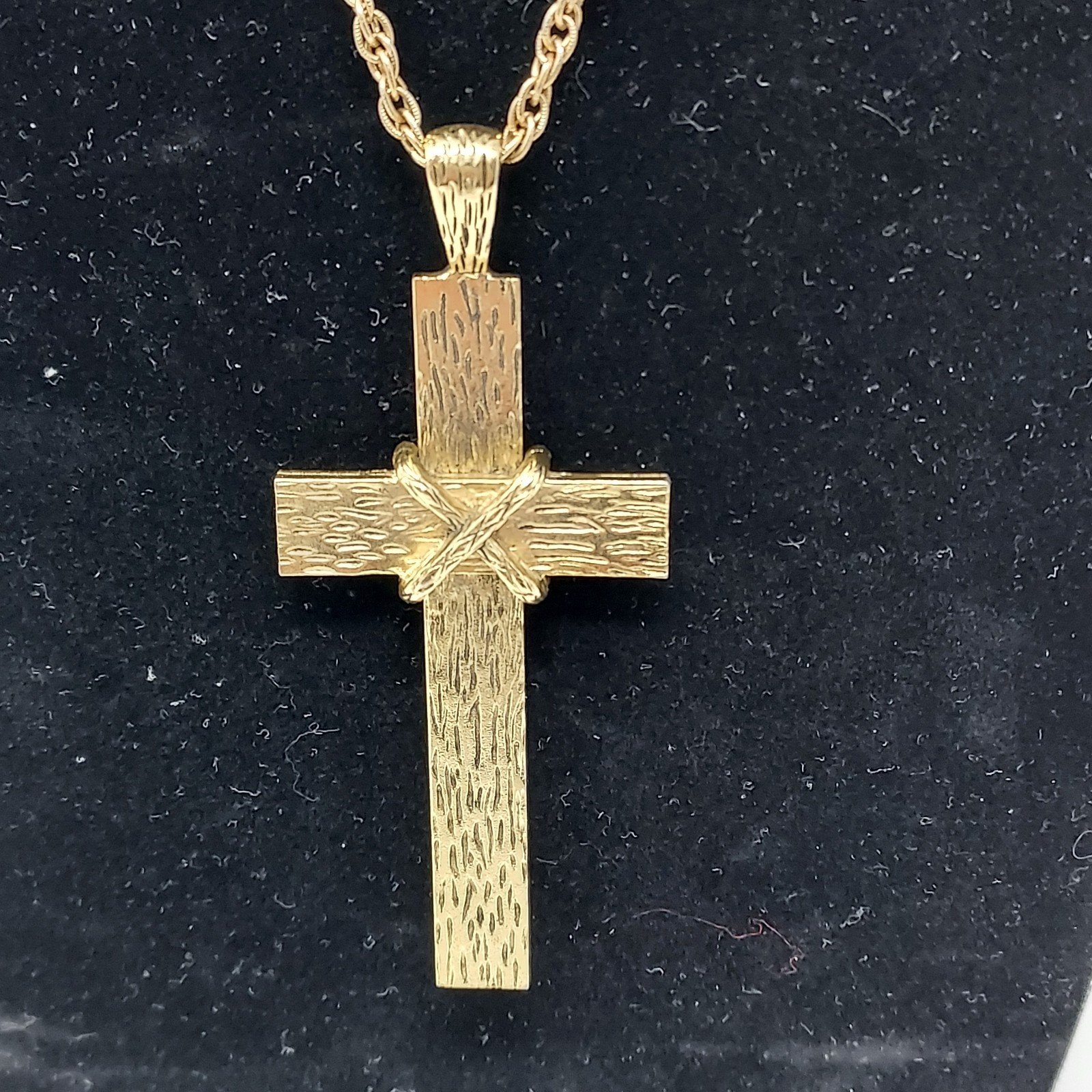 Cross Necklace Men Large Gold Tone Wood Grain Metal 3″ Cross 22″ Signed Chain