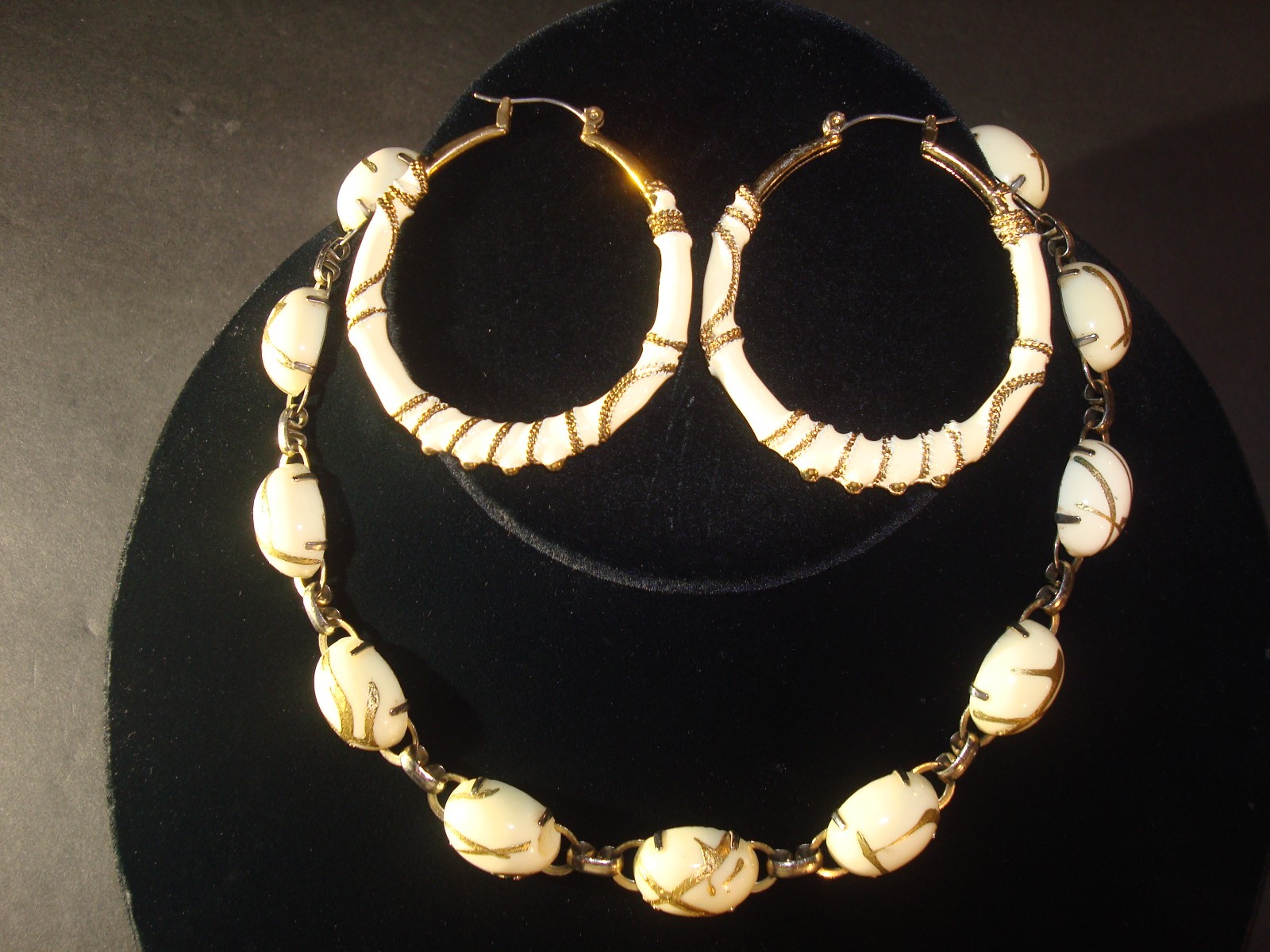 VINTAGE, SET NECKLACE & POST HOOP LARGE EARRINGS CREAM/BEIGE GOLD ACCENT PERFECT