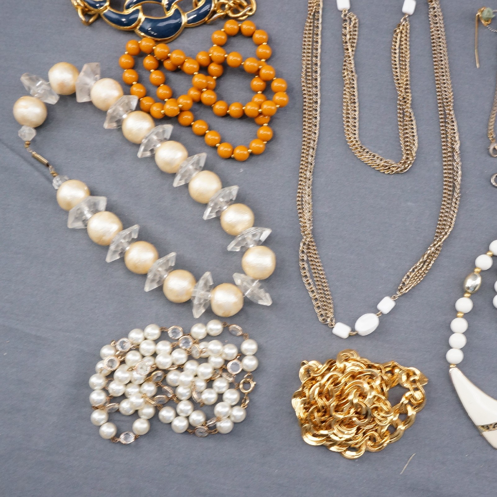 Lot of 4lb 10oz Vintage/Modern Mixed Costume Jewelry Necklaces Chokers 50+ pcs