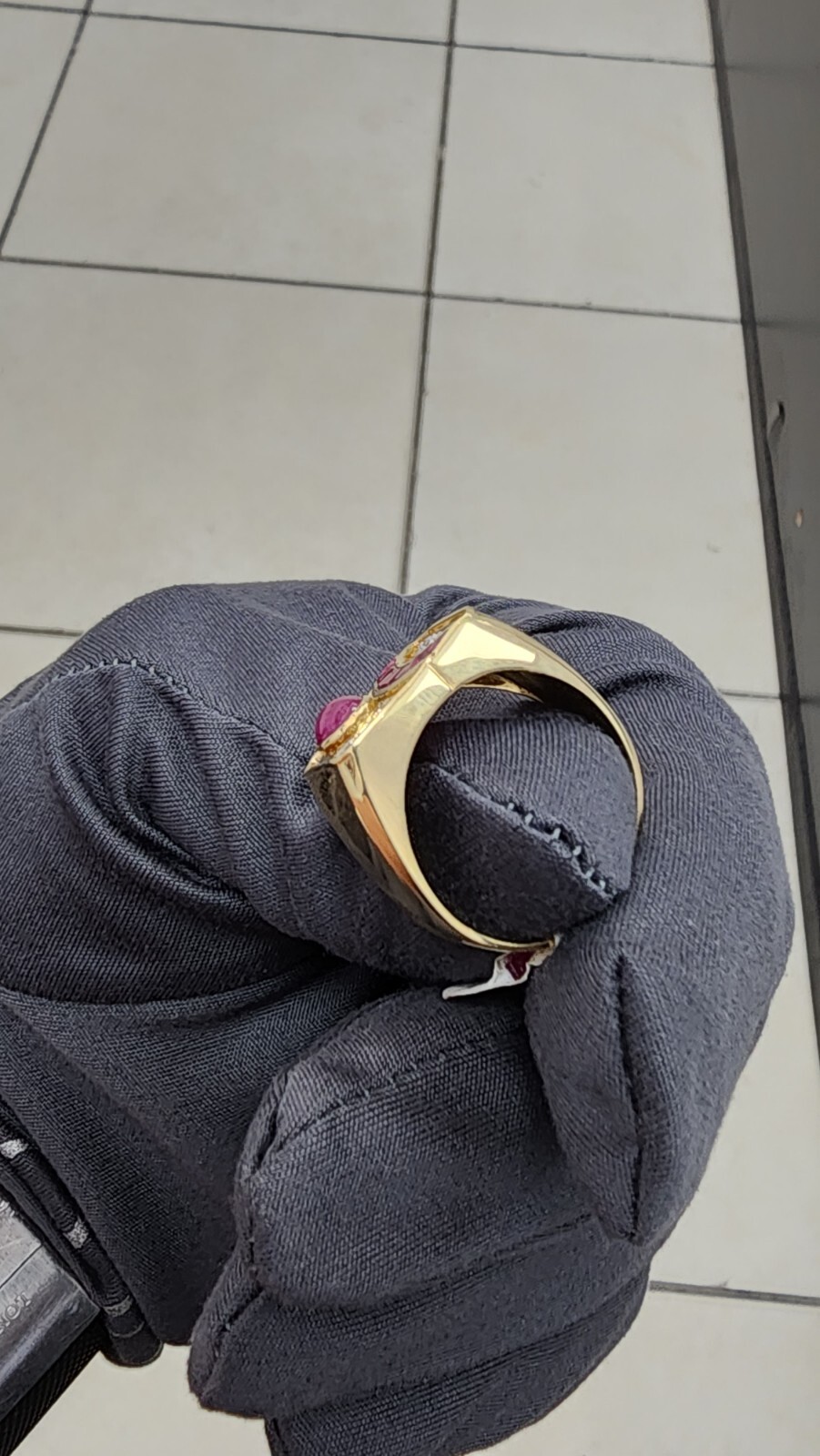 18kt Ring,Diamonds And Rubi,8.9 Grams,gabochon rubi,and calibrated rubis,Size10.