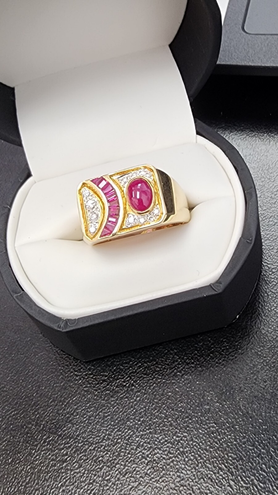 18kt Ring,Diamonds And Rubi,8.9 Grams,gabochon rubi,and calibrated rubis,Size10.