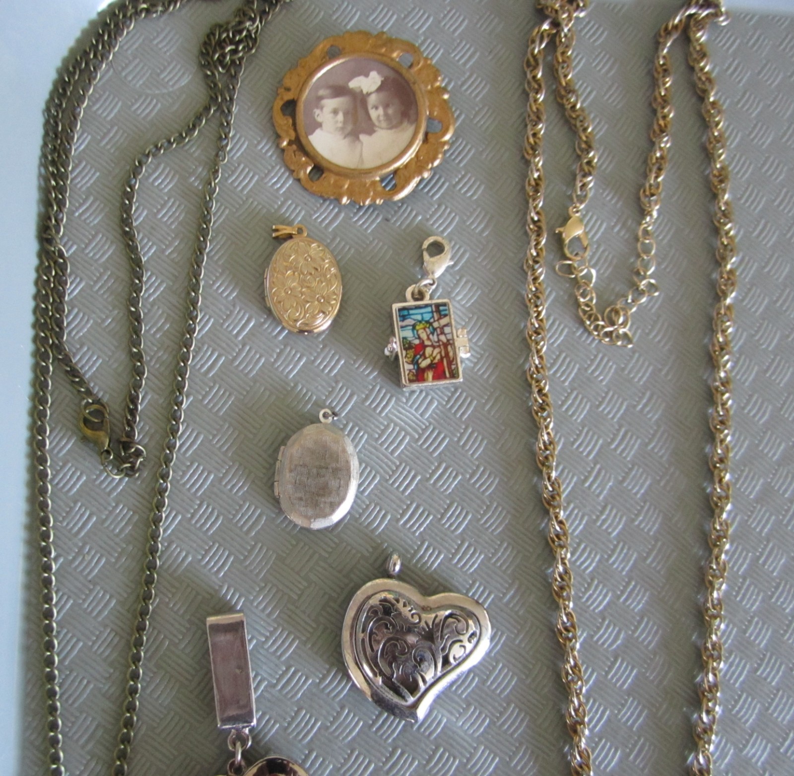 10pc LOCKET & Misc. Jewelry Pendant, Necklace & Watch Costume Jewelry Lot (Bb12