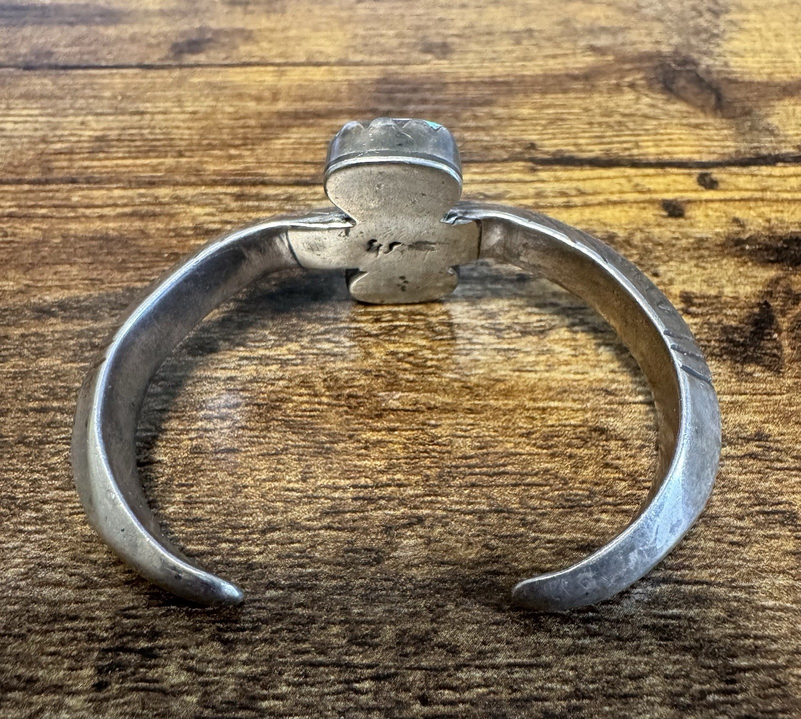 Silver Carinated Turquoise Cuff Bracelet Chiseled – 50g – Early Vtg Southwestern