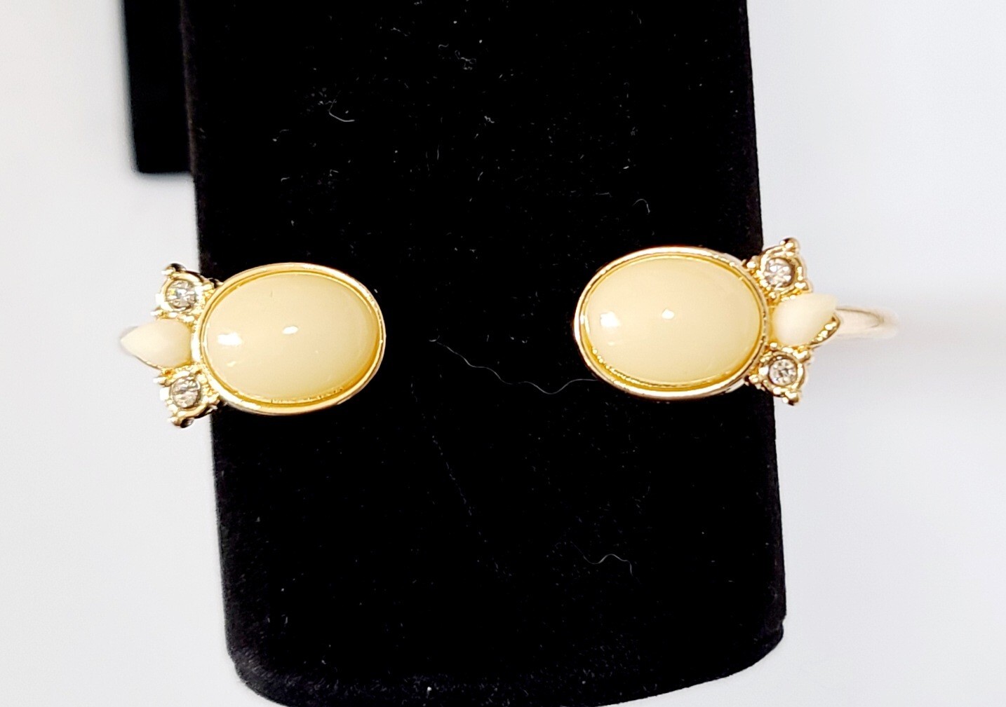 Gold Tone Bracelet Ivory And Clear Stones J12-1330