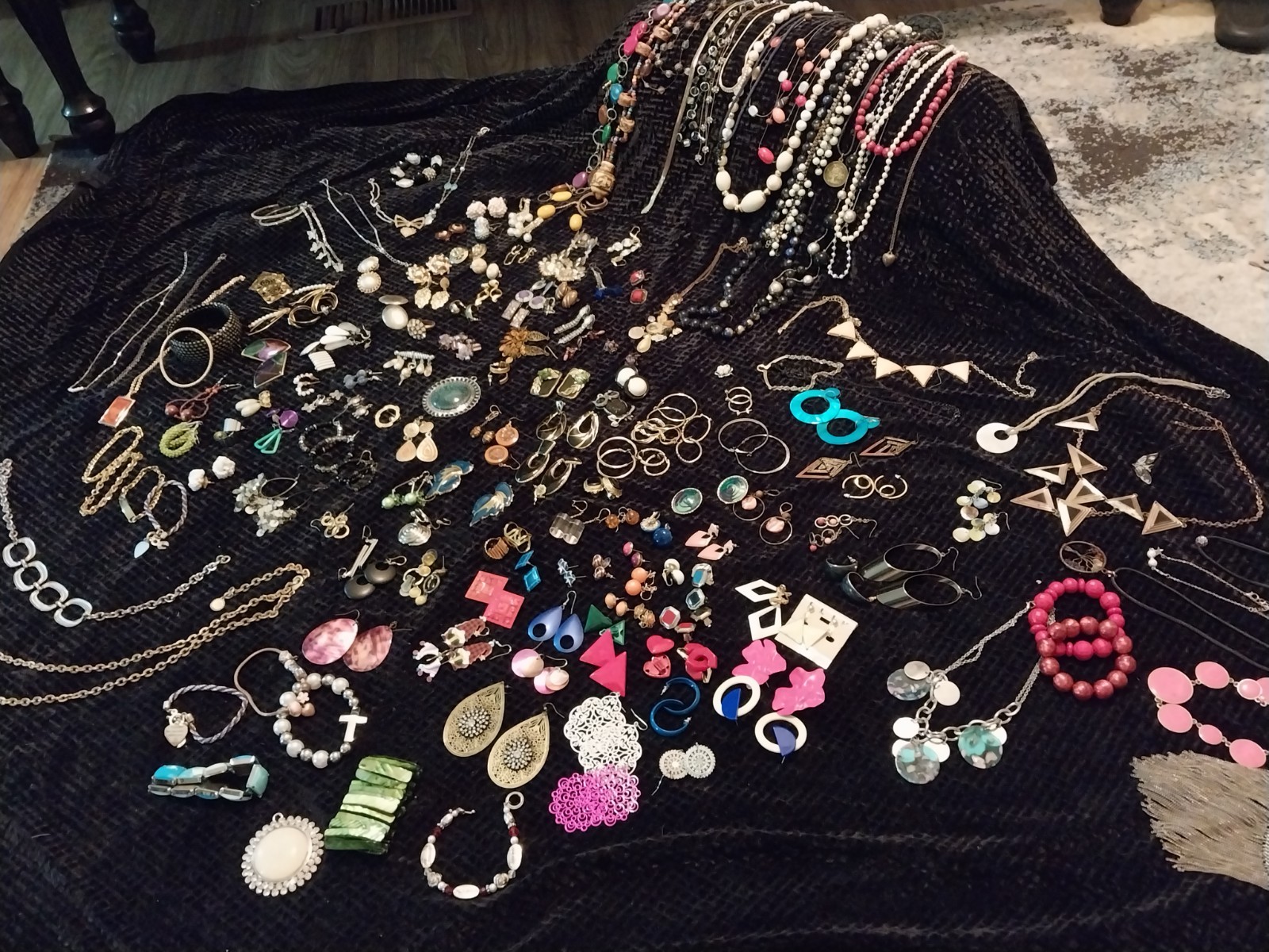 vtg EARRINGS LOT BUNDLE Jewelry Necklaces Broach Bracelet Estate OVER 185 PCS