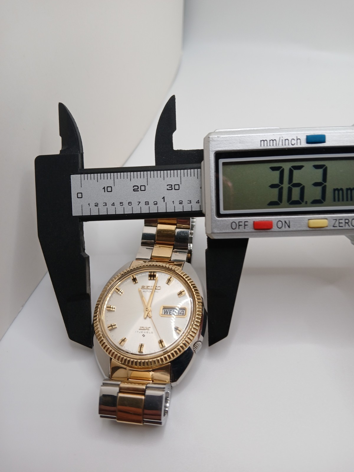 Vintage Watch mens Seiko DX automatic 17 jewels day-date Japan 6106-7047 working