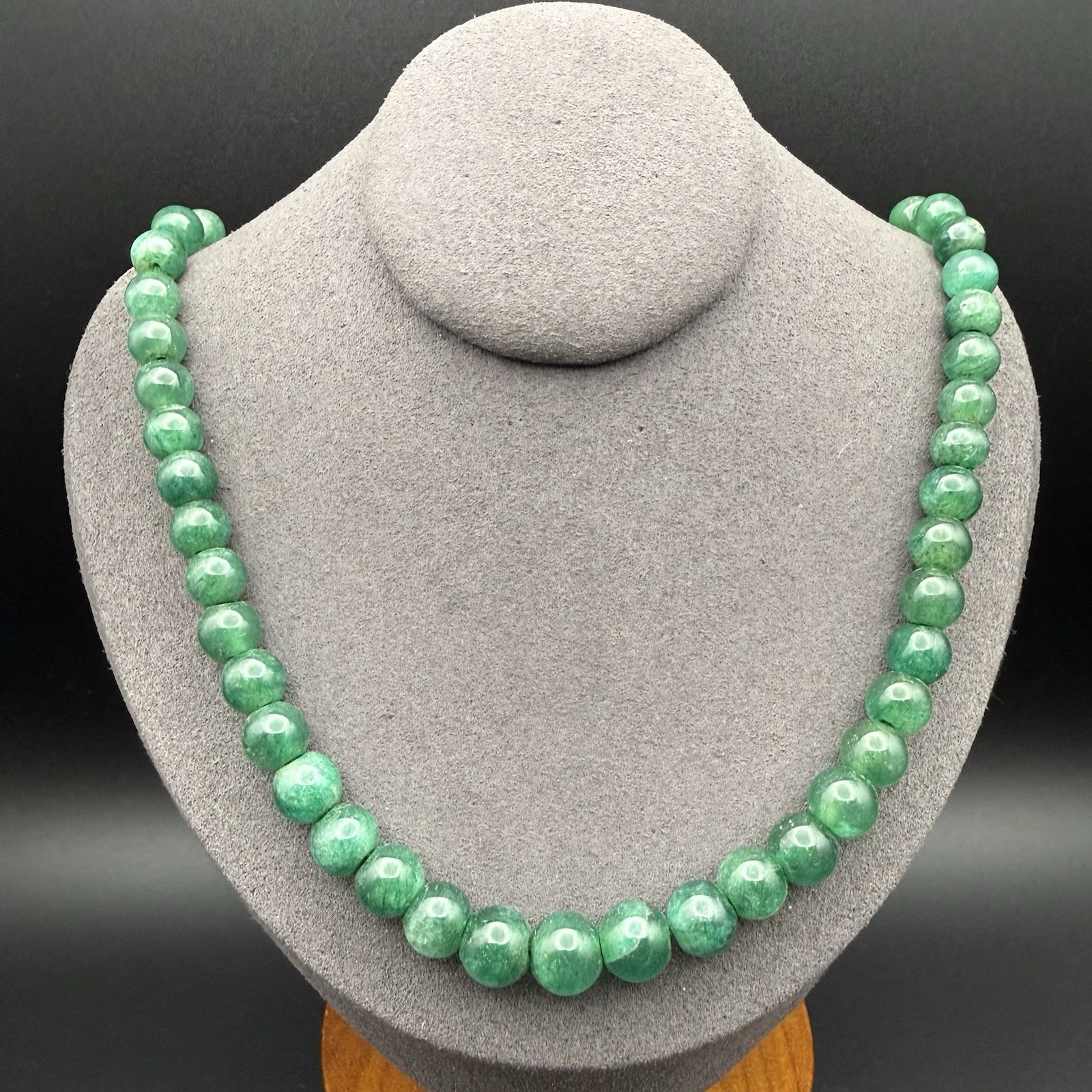 Vintage Emerald Green Dyed Jade Quartzite Beaded Necklace 19″ Barrel Screw Clasp