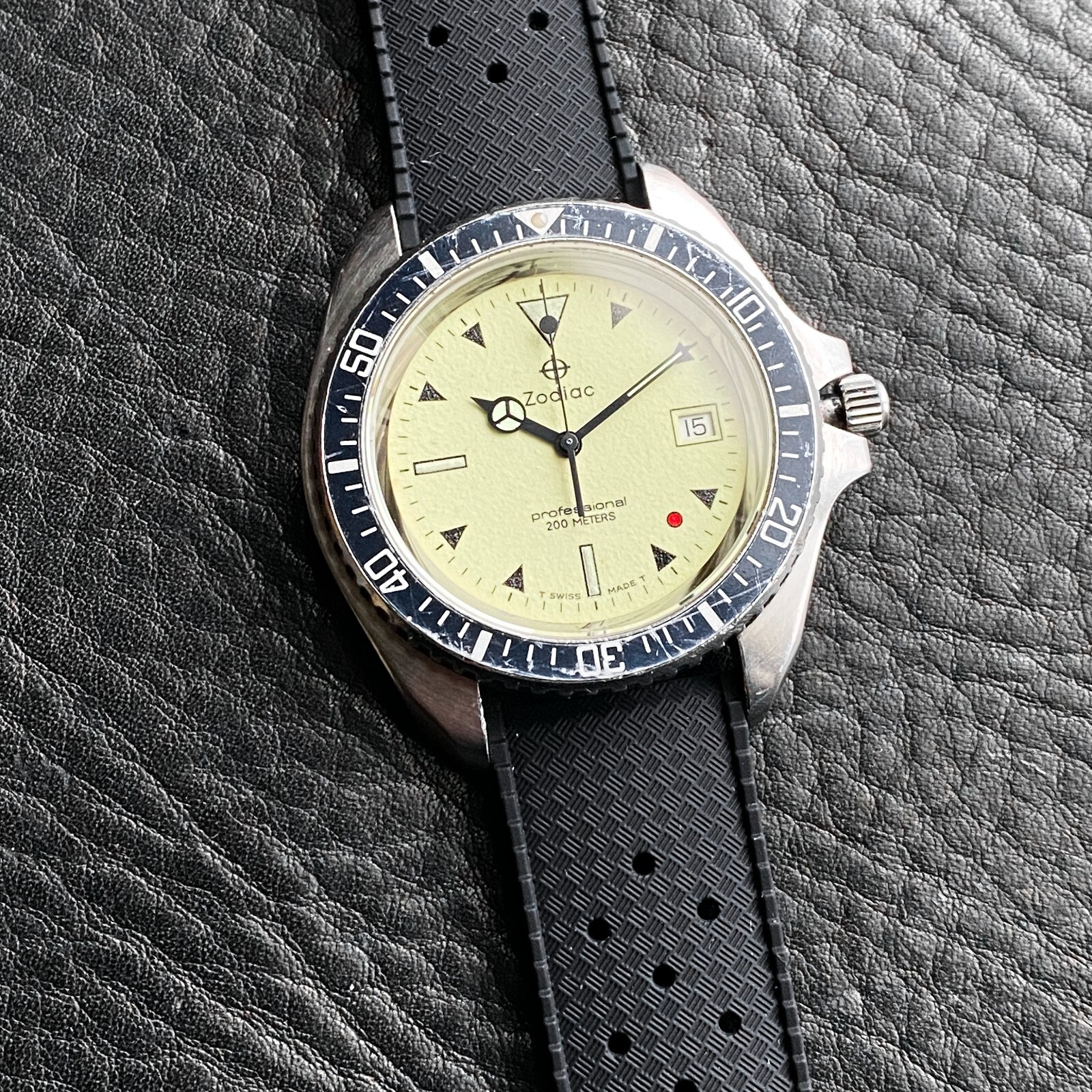 EXCELLENT ZODIAC VINTAGE RED POINT RED DOT 106.21.07 QUARTZ DIVER SWISS