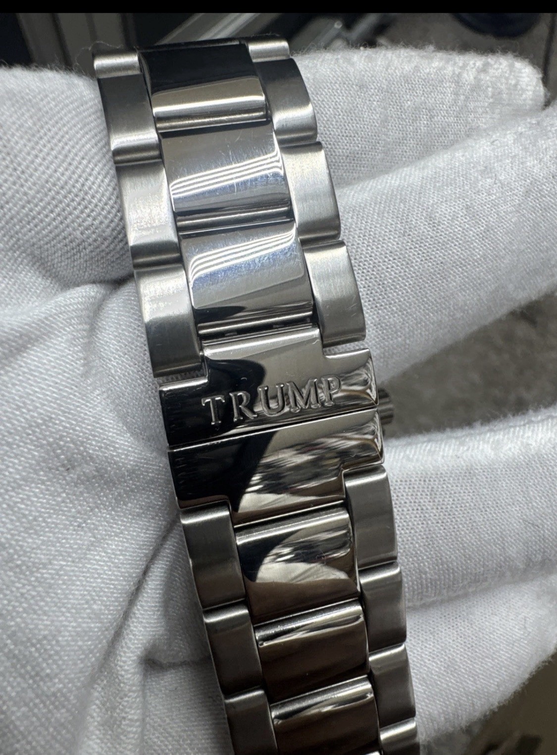 Donald J. Trump Signature Collection TR1073 Watch w/ Original Case Runs No Paper