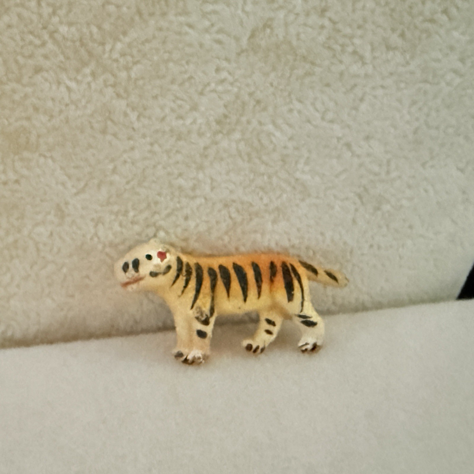 VTG. ESTATE MCM MADE IN KOREA SUGARED ORANGE & BLACK TIGER CAT BROOCH-BG177
