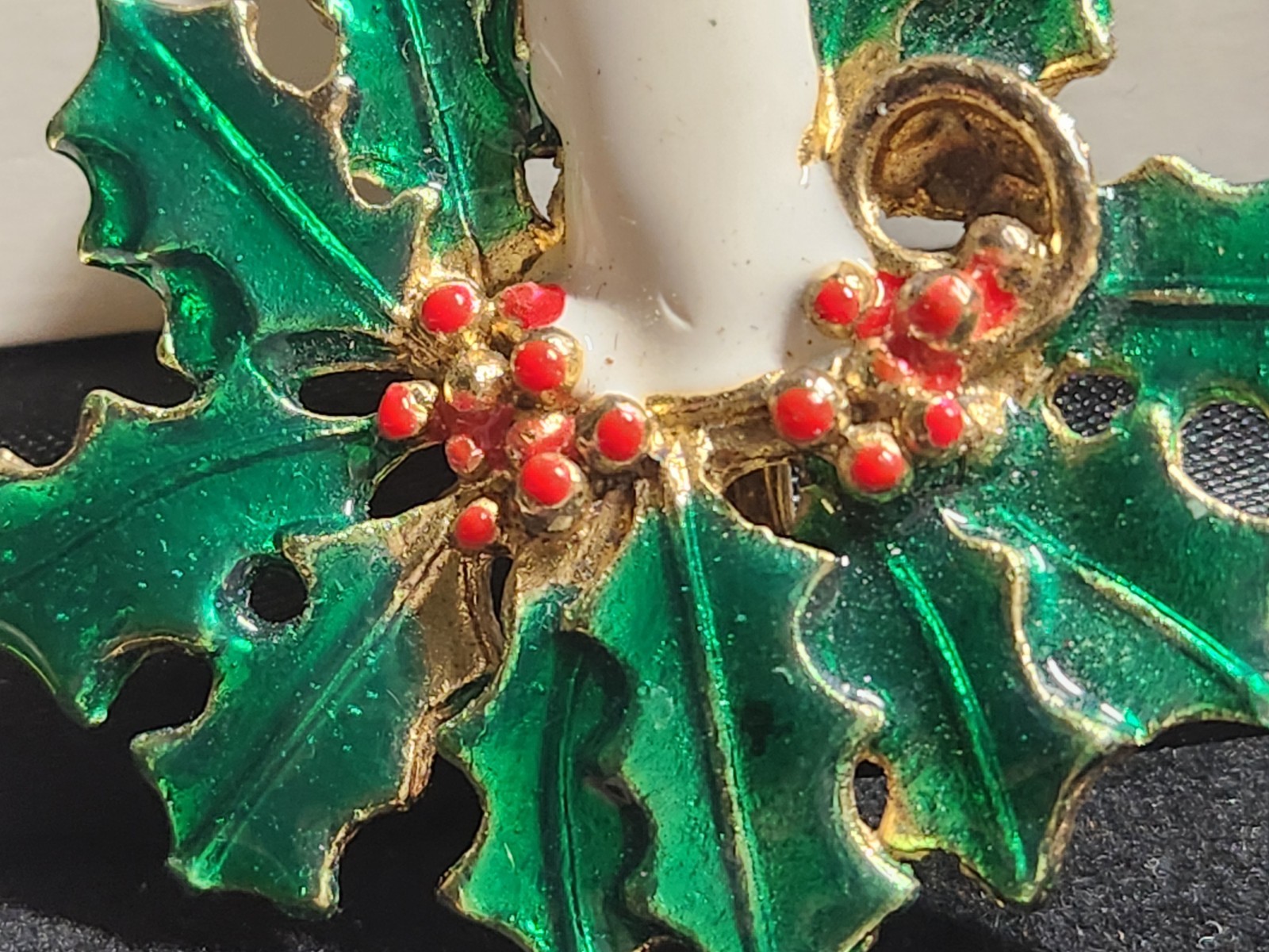 Candle Centered Table Top Style Christmas Season Broach S1