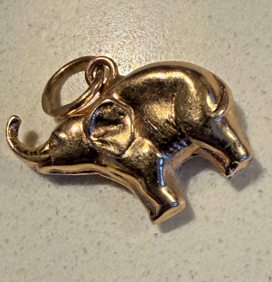 Vintage 3/4″ Solid 10kt Gold Elephant Pendant NOS NOI 0.5g