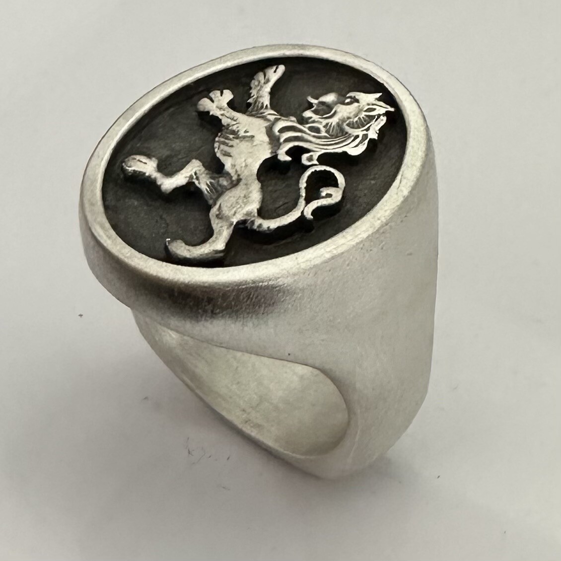 MJG STERLING SILVER LARGE RAMPANT LION OVAL TOP RING @ 1″. 26 GRAMS. SIZE 10+