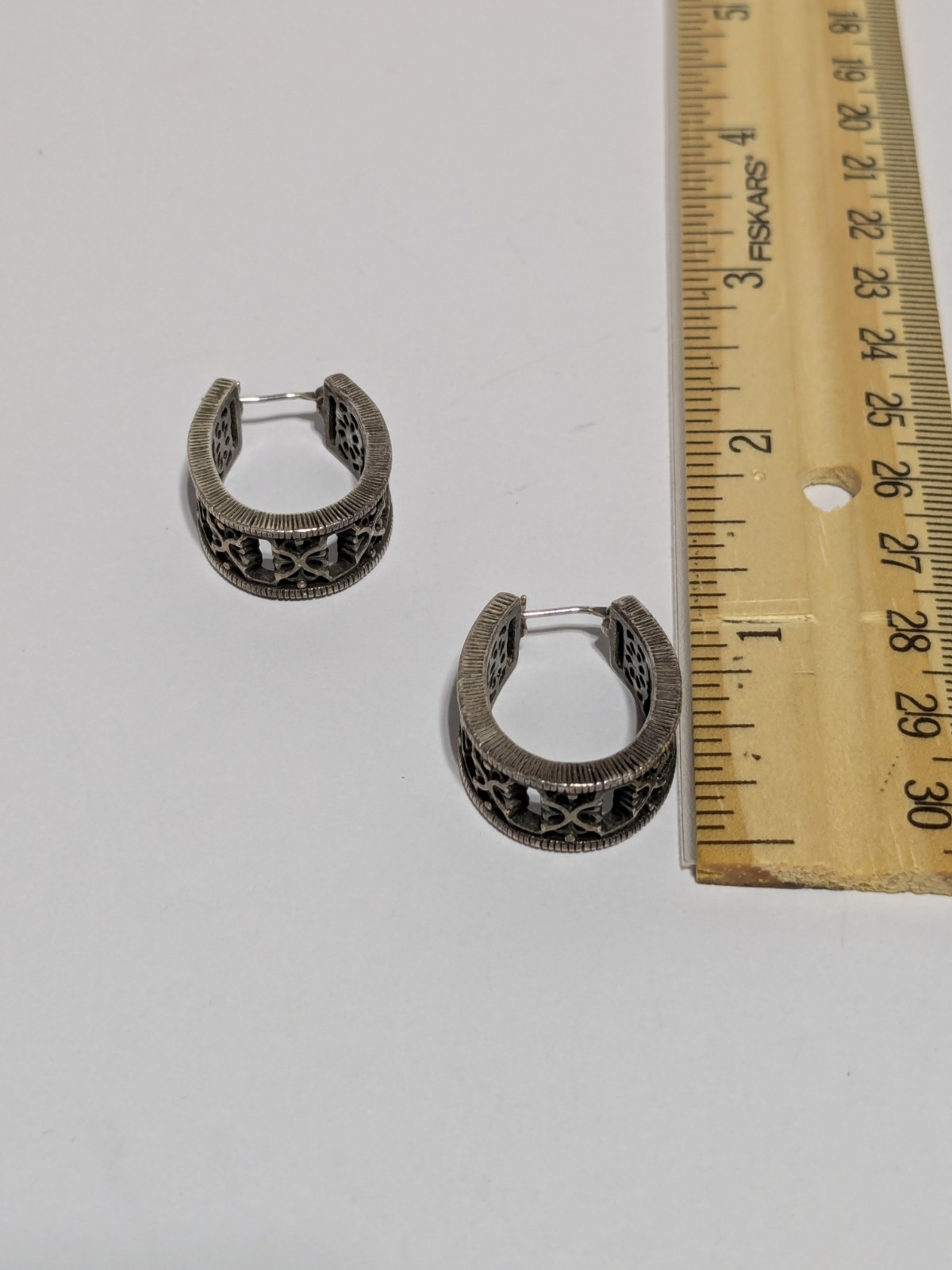 Silver Tone Oval Hoop Filigree Style Earrings 1″. Push Lock Closure. Textured.