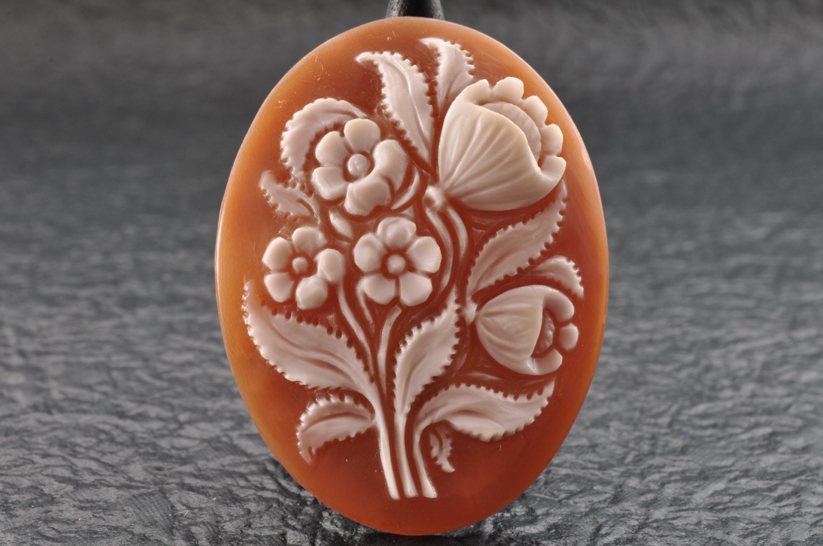 4 items , vintage shell cameo White and brown color (Total 296.0ct) with case.