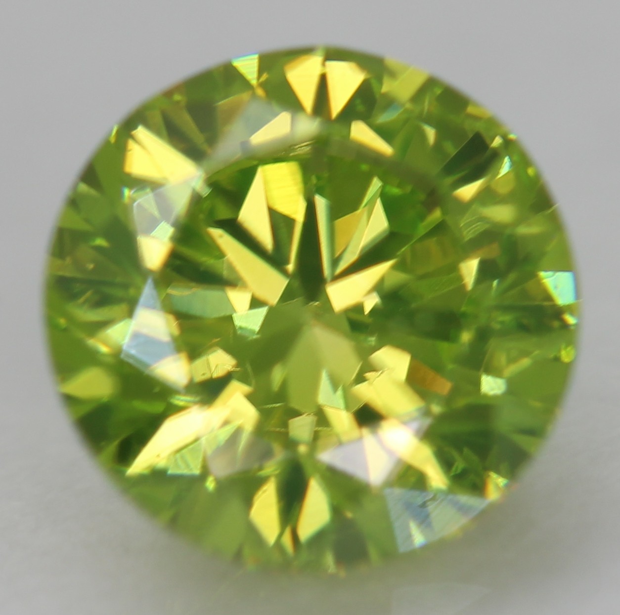 Cert 0.65 Carat Vivid Green VVS1 Round Brilliant Natural Enhanced Diamond 5.52mm