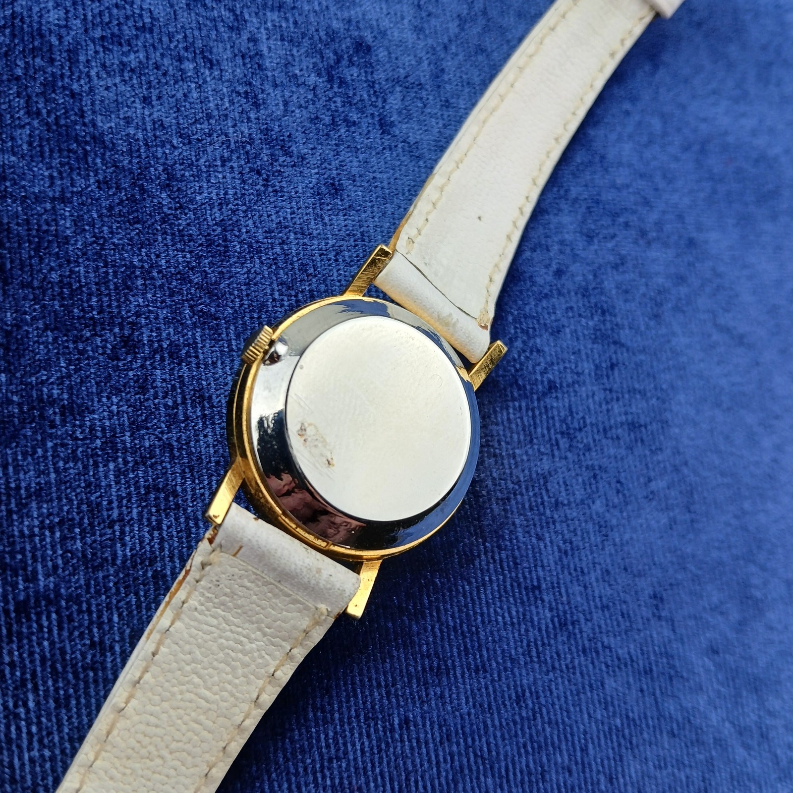 Hana Quartz Ladies Analog Wrist Watch white band numberless face works great