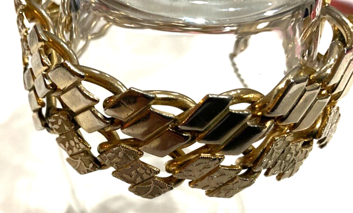 VTG ETCHED FLORAL DESIGN GOLD TONE BRACELET WITH SAFETY CHAIN FOLD OVER CLASP