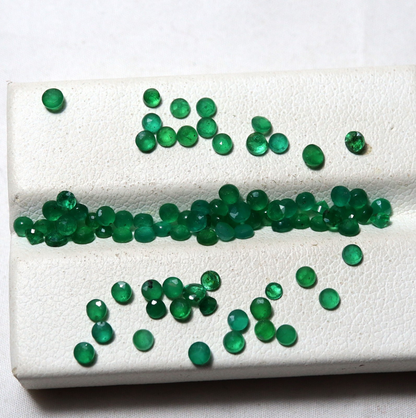 2 To 2.5 MM Natural Green Emerald Faceted Round Gemstones 88 Pcs Lot 6.4 Cts