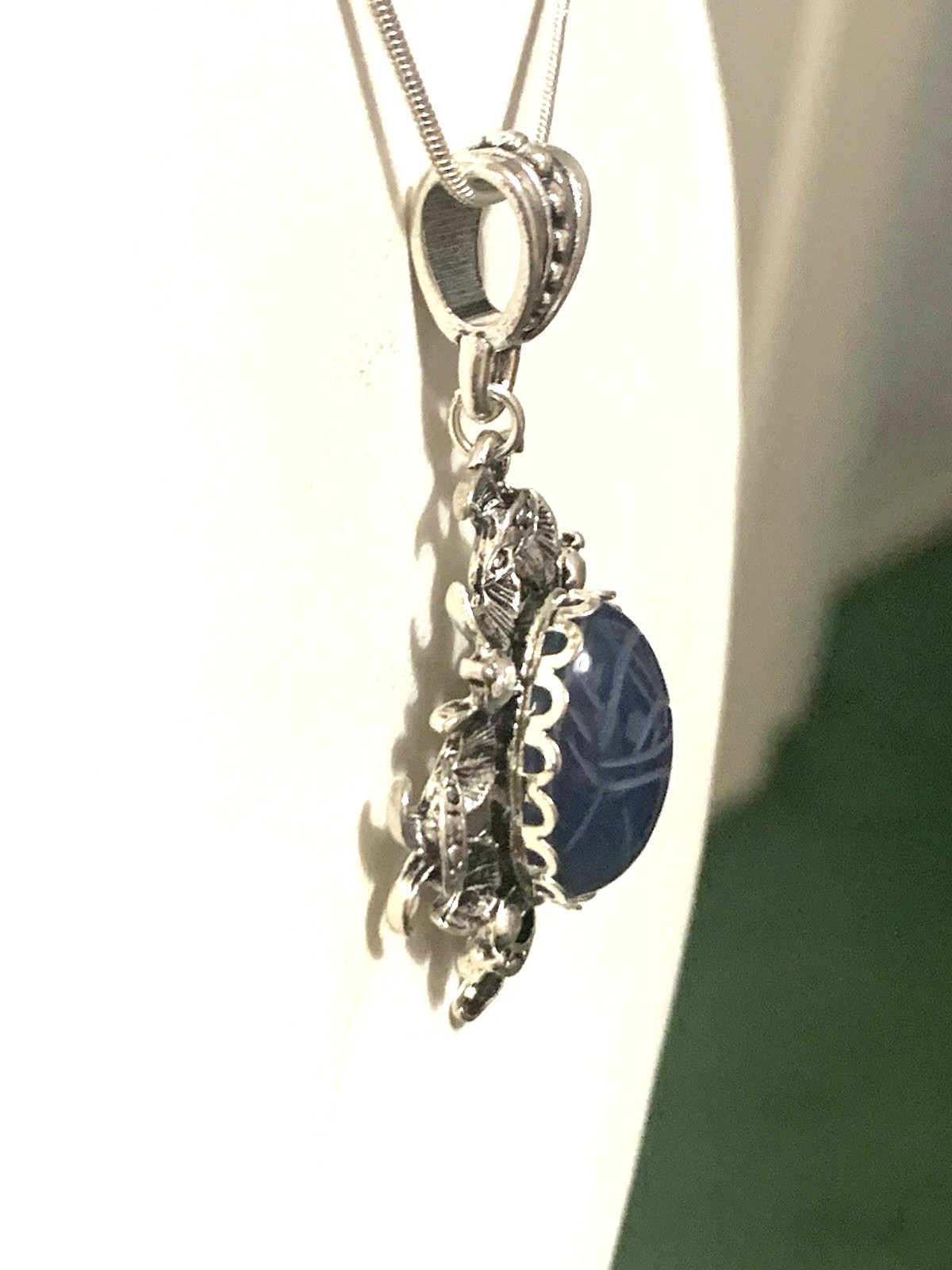 *NEW ITEM*RARE VTG.CARVED EGYPTIAN NAT.BLUE CHALCEDONY SCARAB PENDANT NECKLACE.s