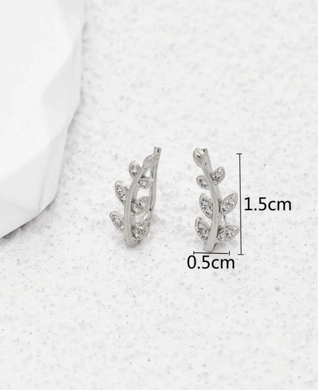 Cubic Zirconia Leaf Shape Pattern Fashion Stylish Stud Earrings (Silver) S925