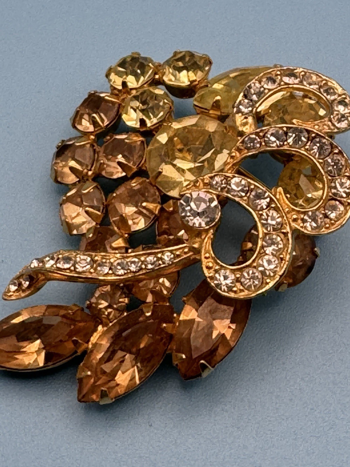 WEISS Signed Gold Tone Amber Crystal Rhinestone Flower Brooch Pin 2 in