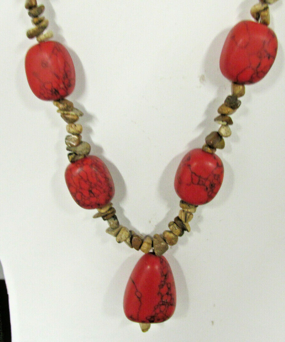 NATURAL STONE RED BLACK BEADS & CHIPS 10 1/2″ LONG TOGGLE CLASP NECKLACE