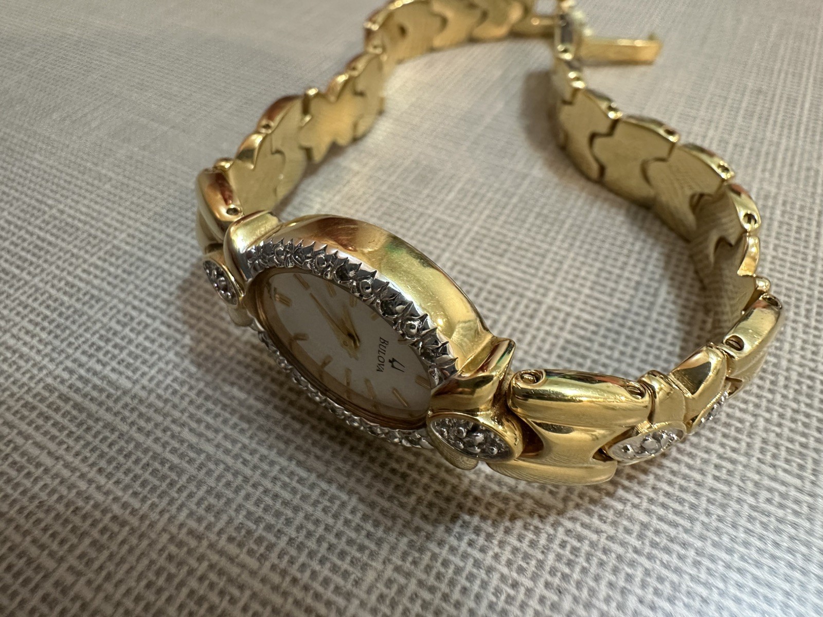 VINTAGE 7″ BULOVA 98R34 LADIES DIAMOND ACCENT BEZEL WATCH