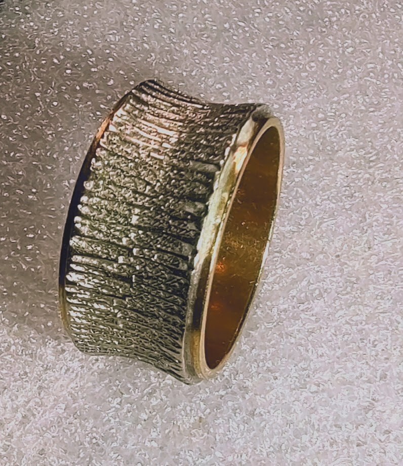 14K Y. & W. Gold 10 mm Wide Band/ Ring w/ Florentine Finish, size 5 1/4 ((323))