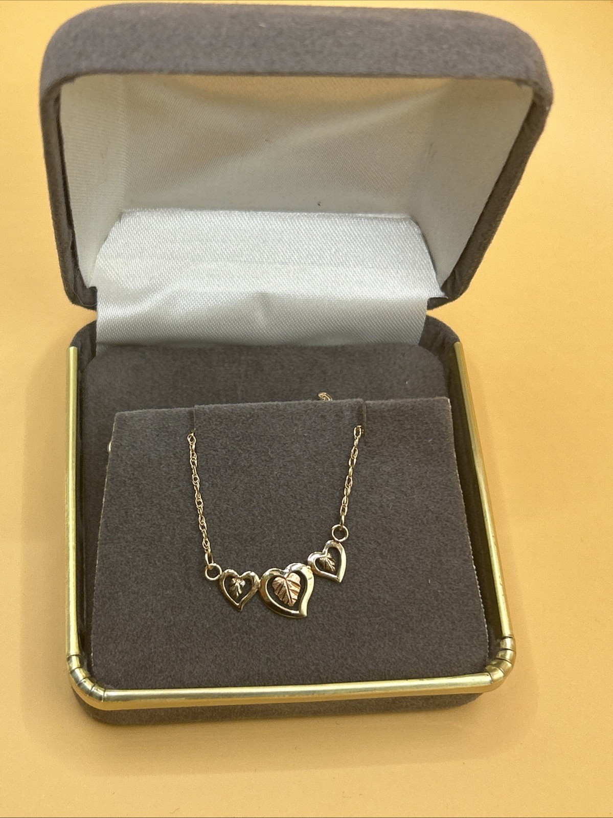 Designer 10k Tricolor Gold Necklace Heart Station With Attached Chain 1gr