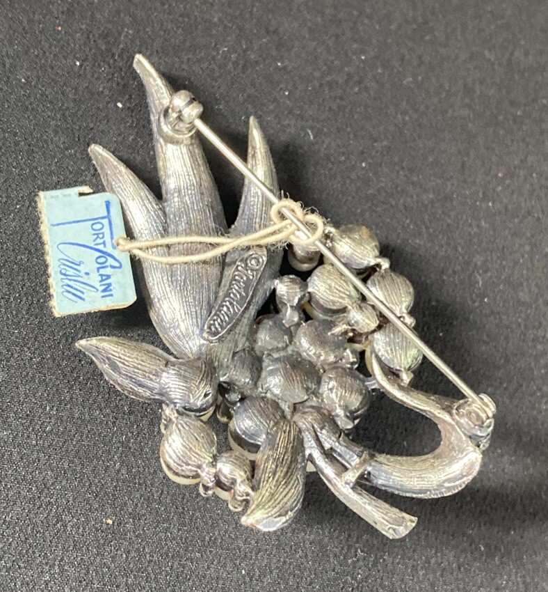 Tortolani Vintage Brooch Faux Pearl Pin Designer Signed Leaf Silvertone I5