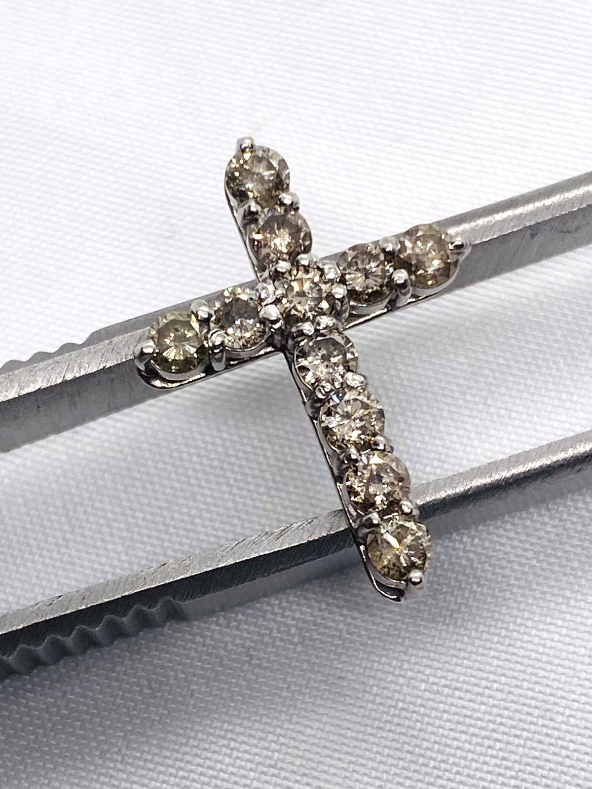Platinum 900 11 Diamond Cross 21 x 15.1mm