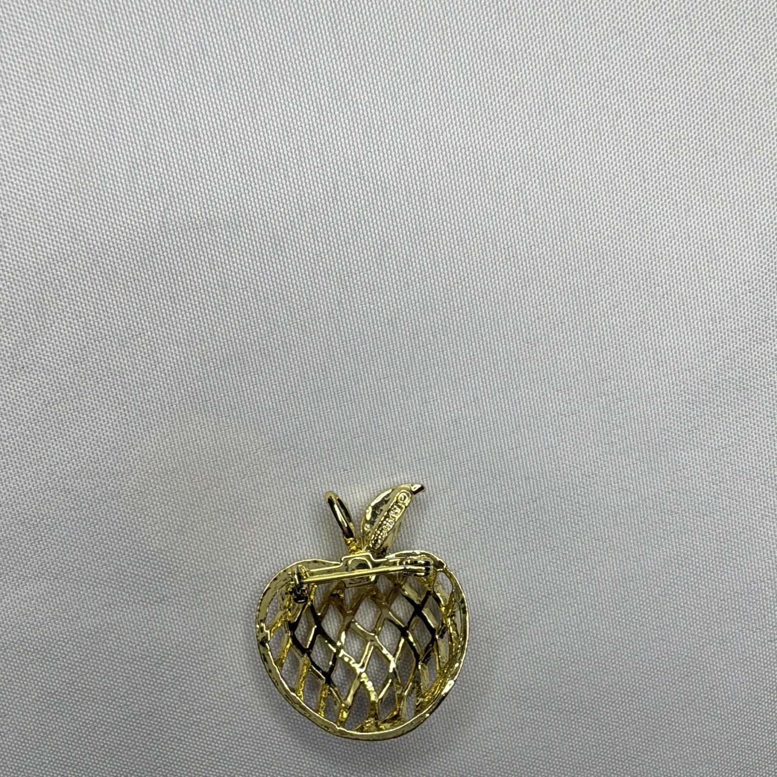 Gerry Gold Metal Openwork Apple Brooch Pin – No Stone, Fruits & Vegetables