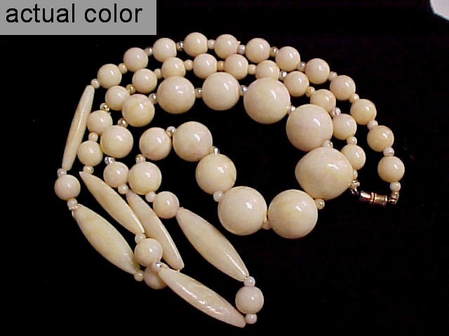 Retro Cream Beige Solid Lucite Beads Necklace 26″ Beautiful Vintage Creamy